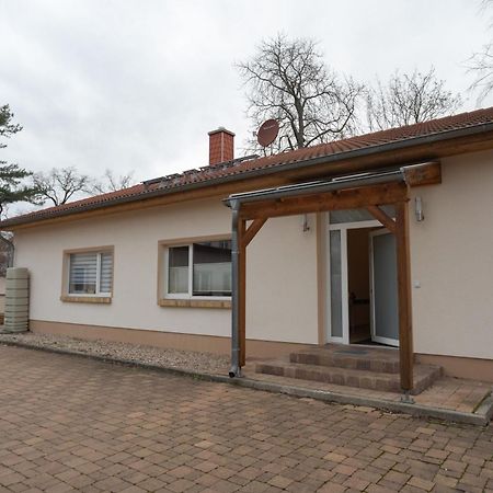 Stadthaus Mit 2 Schlafzimmern & Wohnzimmer Mit Kamin - Kostenloser Privat-Parkplatz Auf Dem Grundstueck Лейпциг Экстерьер фото