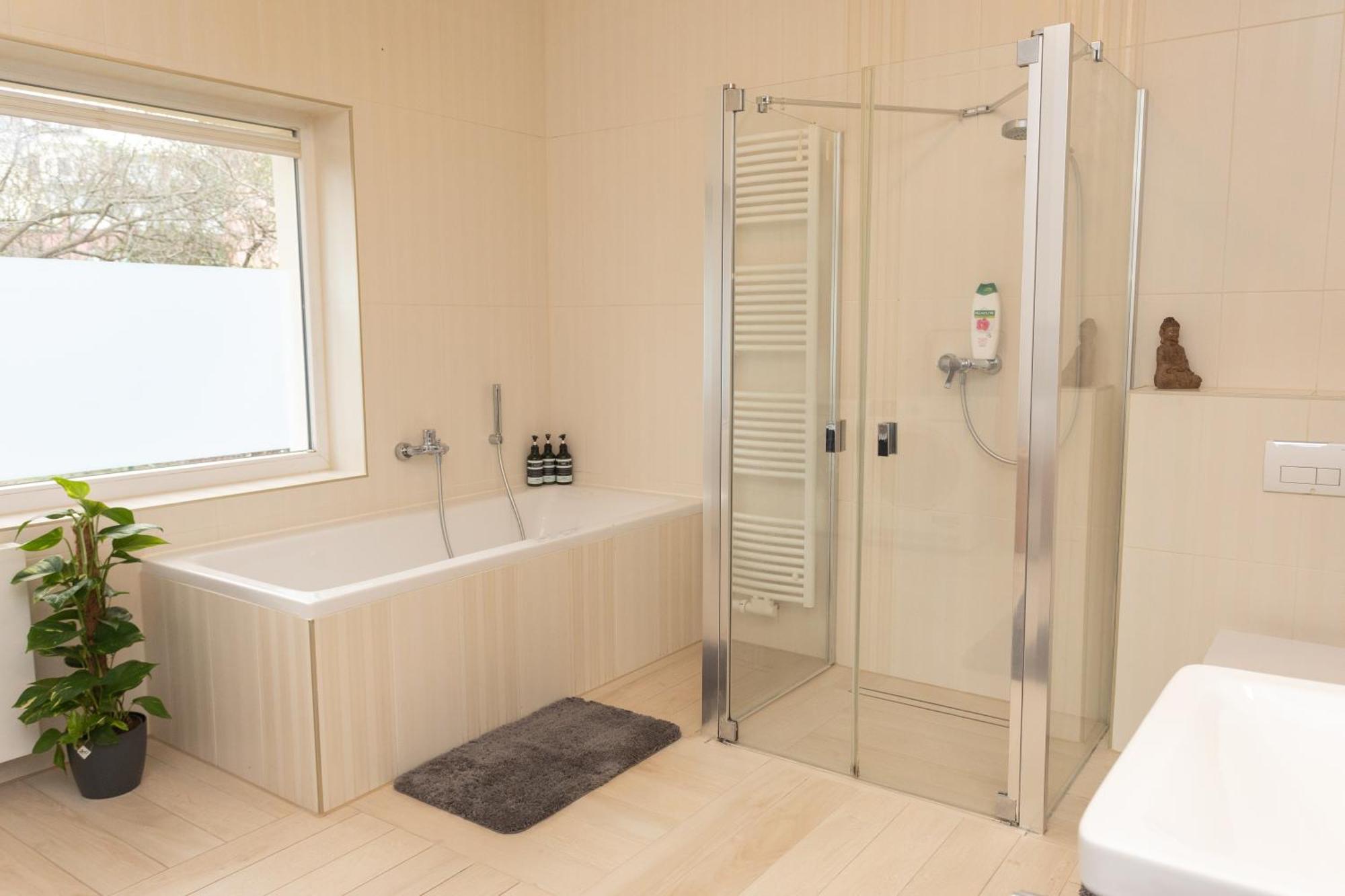 Stadthaus Mit 2 Schlafzimmern & Wohnzimmer Mit Kamin - Kostenloser Privat-Parkplatz Auf Dem Grundstueck Лейпциг Экстерьер фото